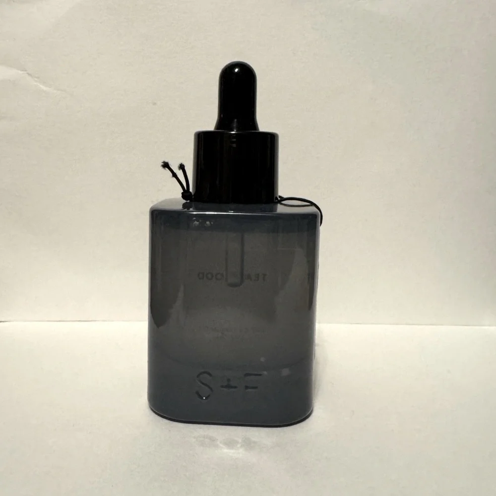 Teakwood Eau de Parfum Oil - Picture 2 of 3